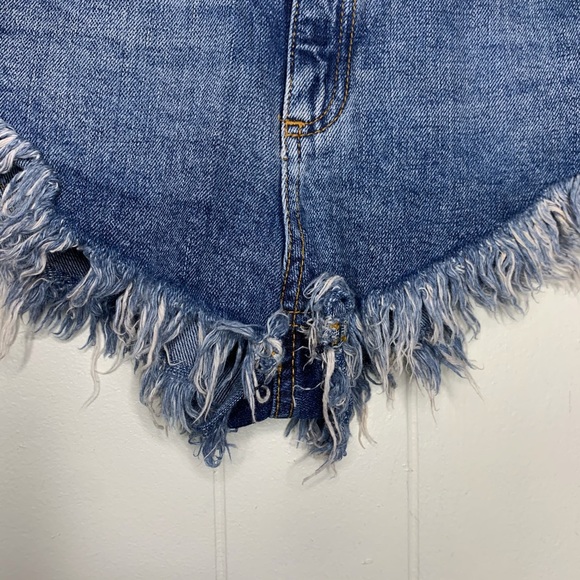 Topshop HIGH Waisted Frayed Kiri Denim shorts EUC - Picture 9 of 12